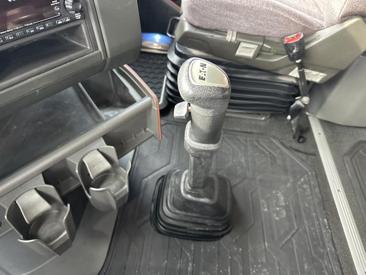 2022-volvo-10-image-46