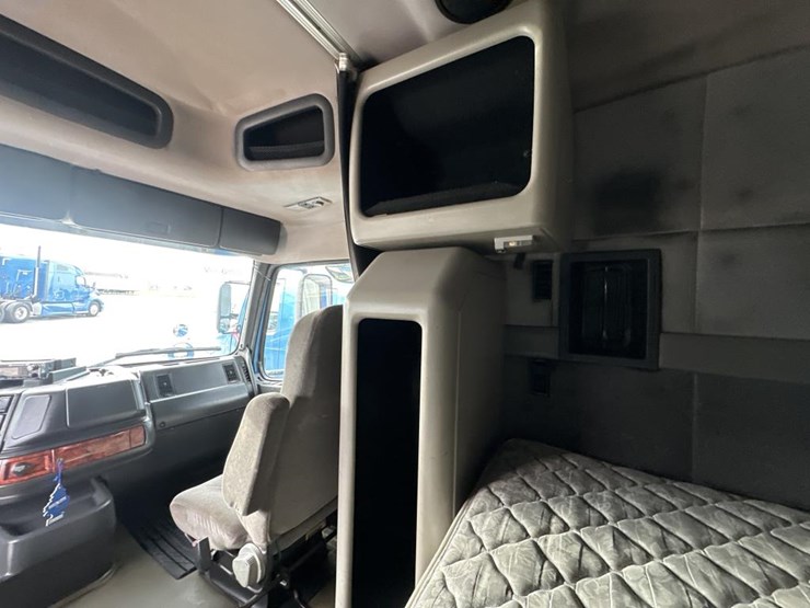 2003-volvo-10-image-53