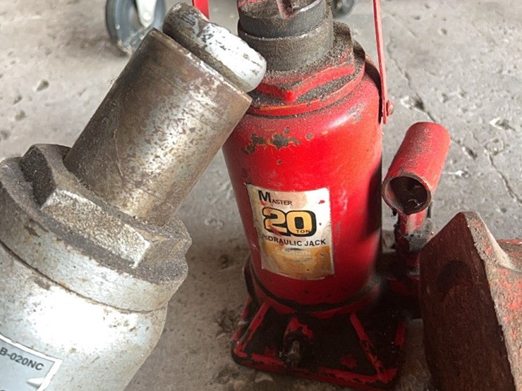 one-floor-jack,-also-three-good-hydraulic-bottle-jacks,-two-are-20-ton,-one-is-12-ton-image-7