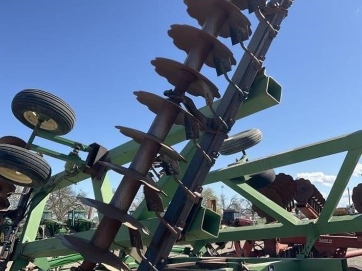 john-deere-32-image-15