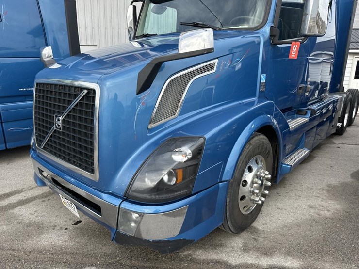#2231-•-2016-volvo-vnl-sleeper-cab-semi-image-9