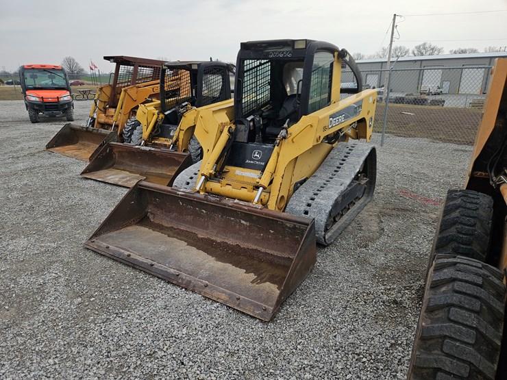 2007-deere-ct332-image-24