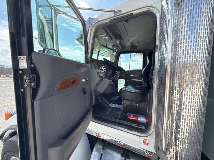2008-peterbilt-367-image-33
