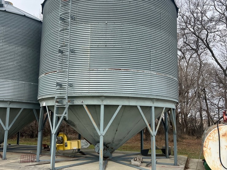 lot-21.-cenex-hopper-bin,-micada-bottom,-includes-golden-air-single-phase-bin-fan-image-3