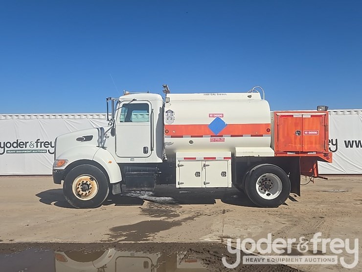 2009-peterbilt-335-image-2