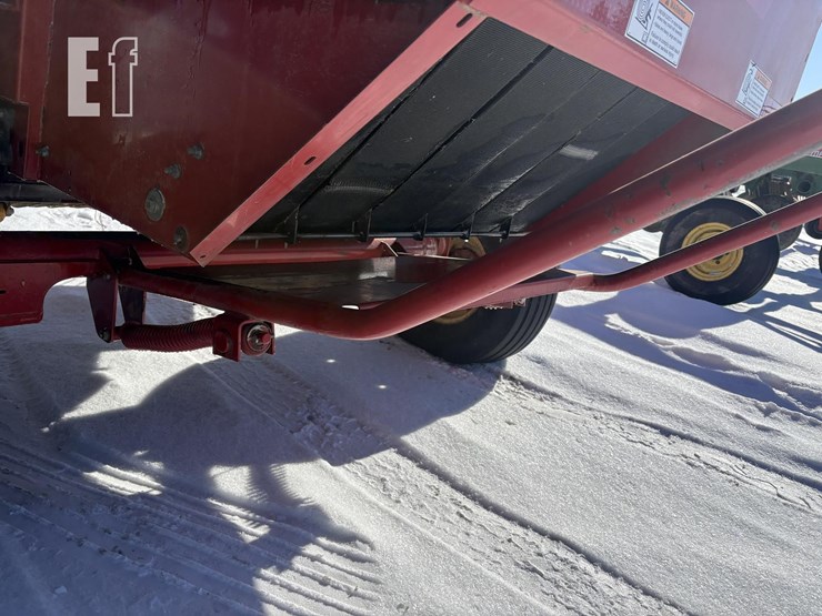 2007-new-holland-br750a-image-8