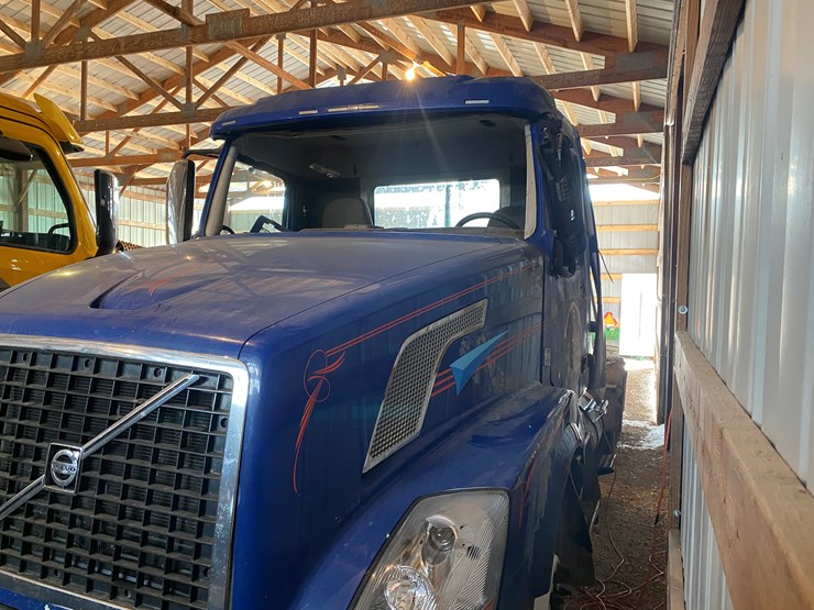 #310-•-2015-volvo-d13-tandem-axle-semi-rolled-over-(has-wi-title)-(algoma,-wi)-image-4