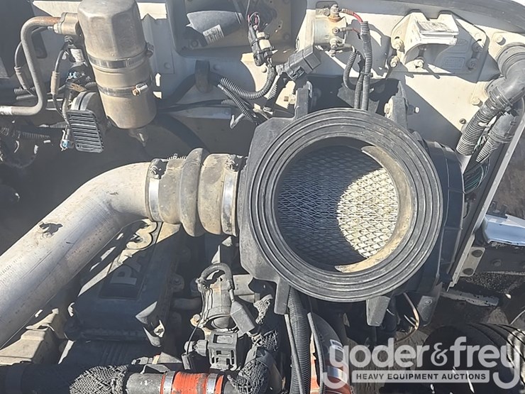 2009-peterbilt-335-image-32