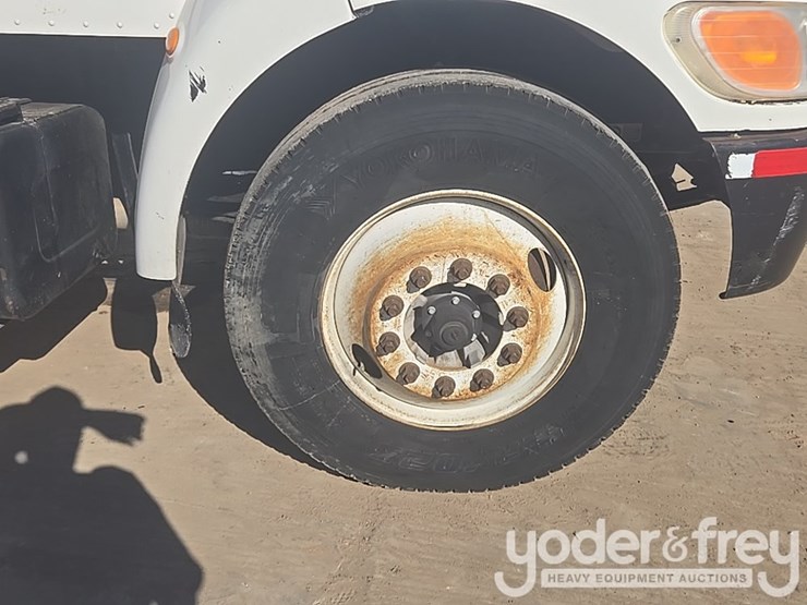 2009-peterbilt-335-image-14