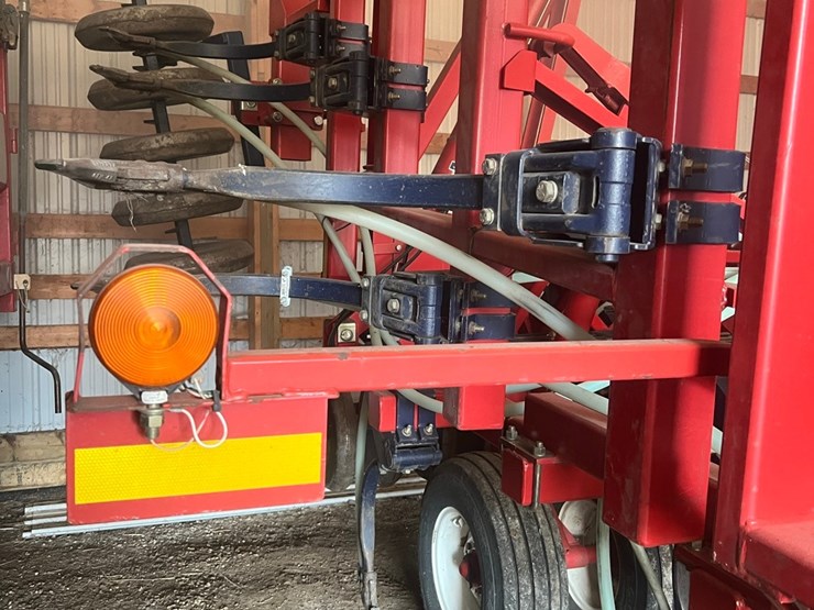 lot-10.-morris-air-seeder,-tow-between-with-10"-eagle-beaks,-new-seed-meter-unit,-pristine-condition,-always-shedded,-highly-maintained,-none-nicer-image-40