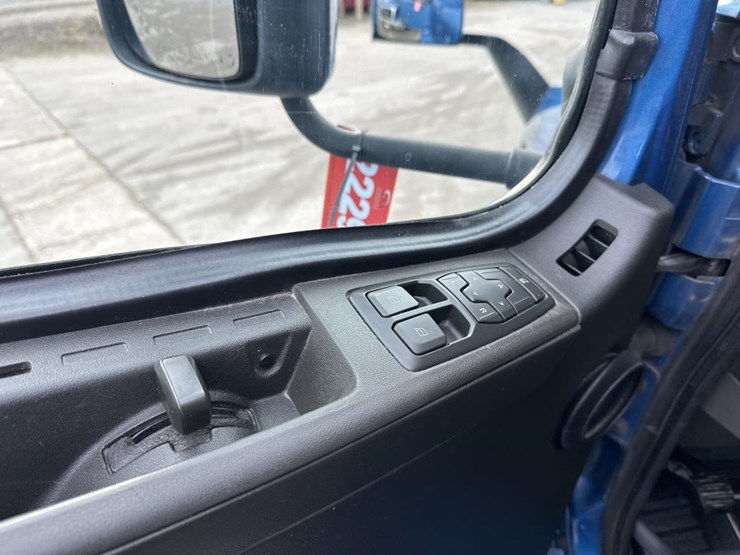 2019-volvo-10-image-42