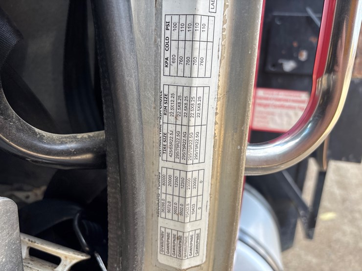 2008-peterbilt-365-image-27