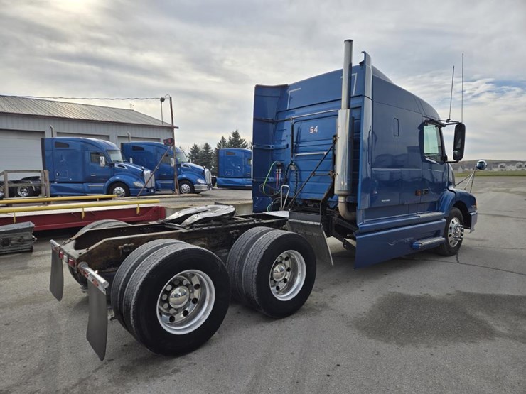 2003-volvo-10-image-5