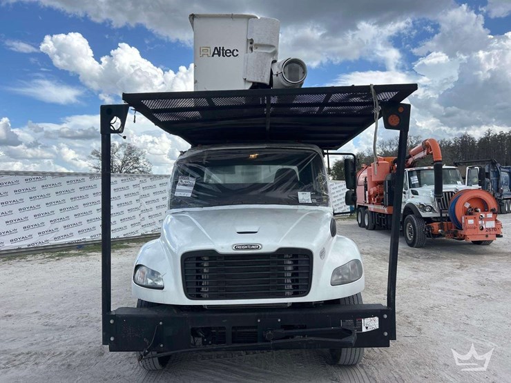 2020-freightliner-m2-106-image-28