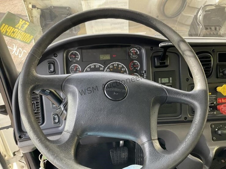 2012-freightliner-m2-106-image-24