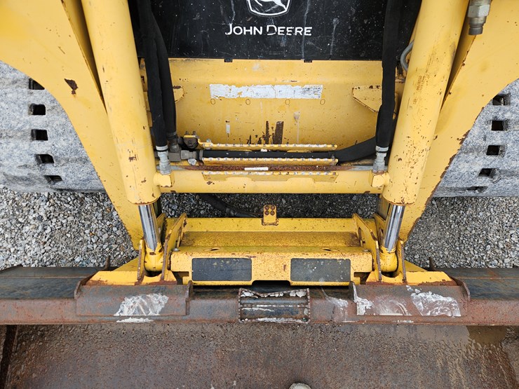 2007-deere-ct332-image-5