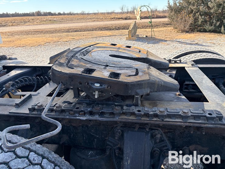 2016-peterbilt-579-image-15