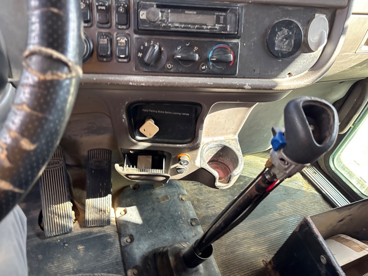 2008-peterbilt-365-image-25