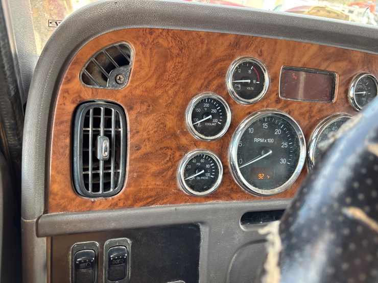 2008-peterbilt-365-image-28