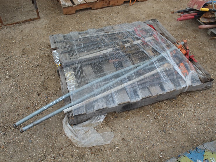 #6495-•-pallet-with-wood-clamps-image-1