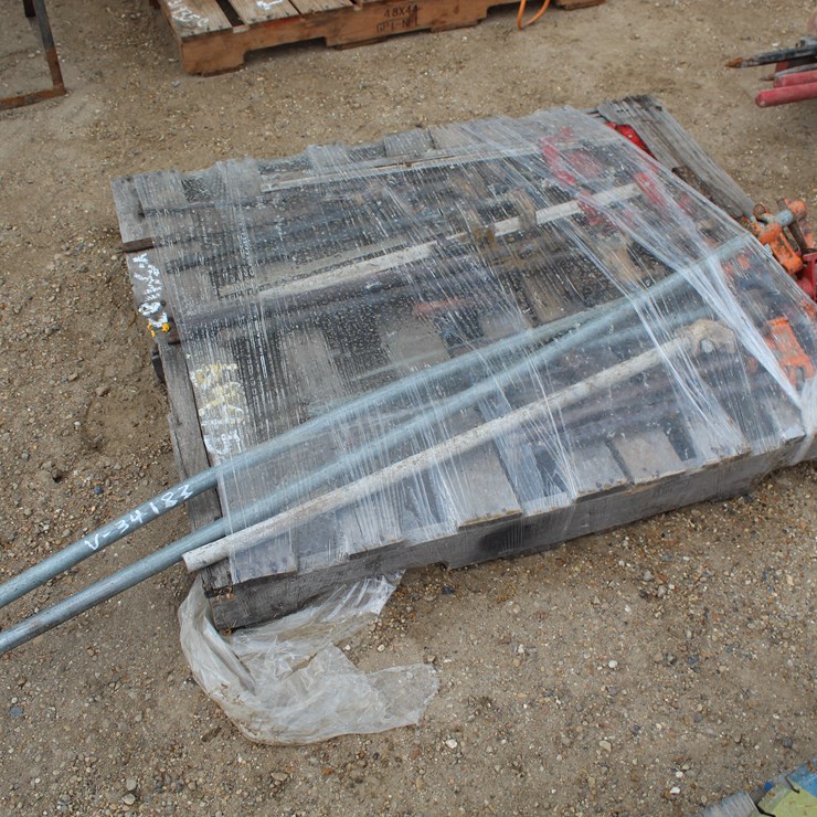 #6495 • PALLET WITH WOOD CLAMPS