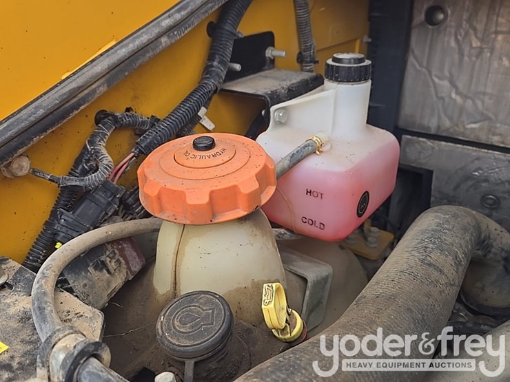 2021-deere-317g-image-54