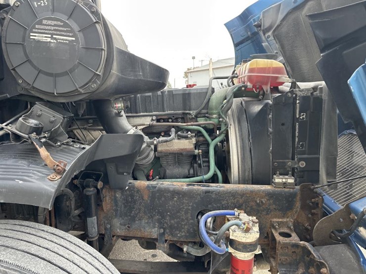 2001-volvo-10-image-30