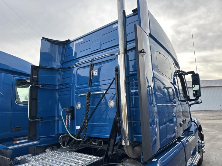 #2226-•-2024-volvo-vnl-sleeper-cab-semi-truck-tractor-image-18