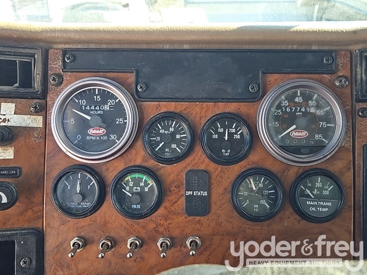 2009-peterbilt-335-image-66