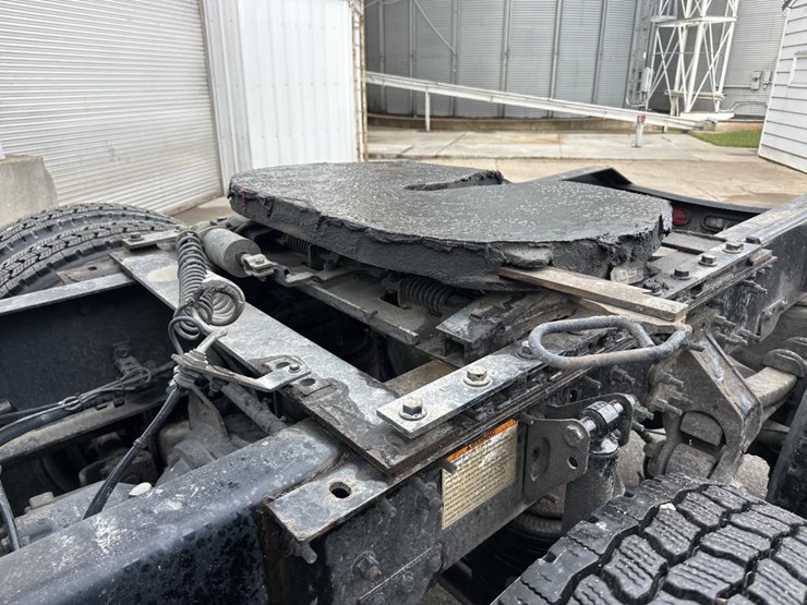 #2231-•-2016-volvo-vnl-sleeper-cab-semi-image-26