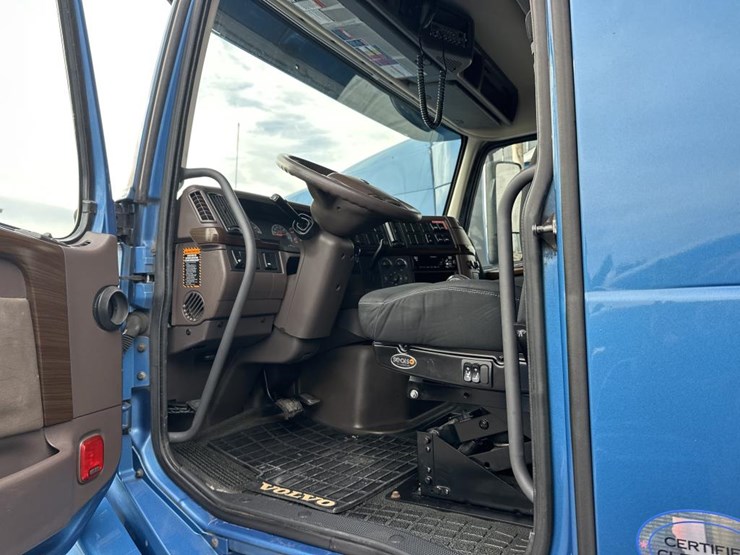 #2231-•-2016-volvo-vnl-sleeper-cab-semi-image-41