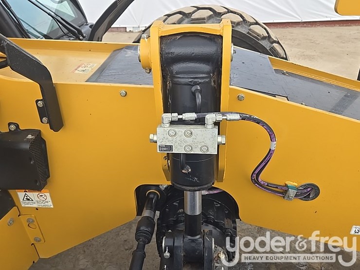 2018-caterpillar-tl1055d-image-32