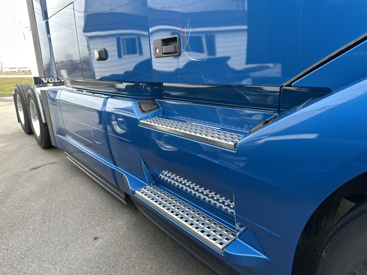 #2226-•-2024-volvo-vnl-sleeper-cab-semi-truck-tractor-image-20