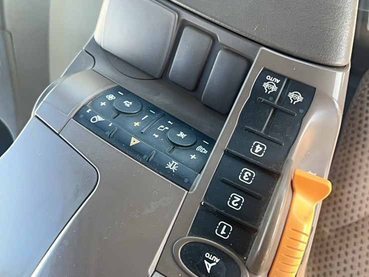 2016-john-deere-9520r-image-132