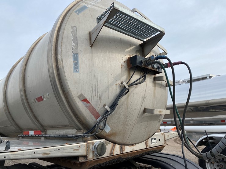 #500-•-2012-northern-8,500-gallon-semi-manure-tanker-(has-wi-title)-(waupun,-wi)-image-51