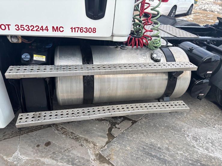 2018-freightliner-cascadia-126-image-21