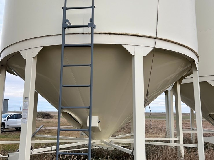 lot-45.-3,000-bu.-meridian-hopper-bin-image-10