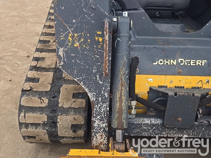 2021-deere-317g-image-31