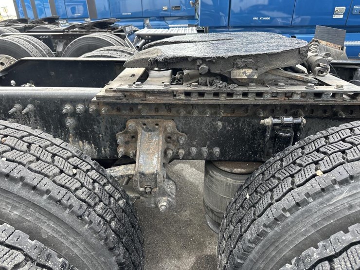 #2231-•-2016-volvo-vnl-sleeper-cab-semi-image-39