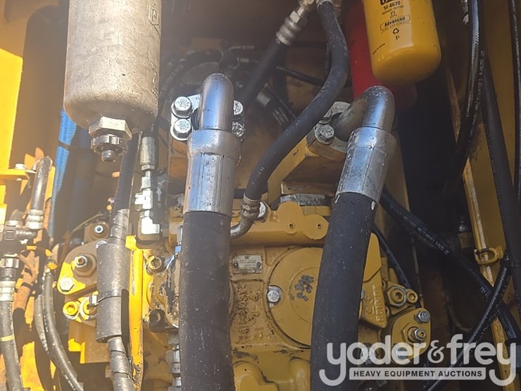 2016-caterpillar-335fl-image-67