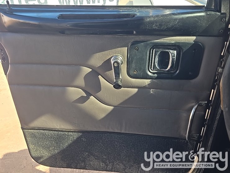 2009-peterbilt-335-image-71