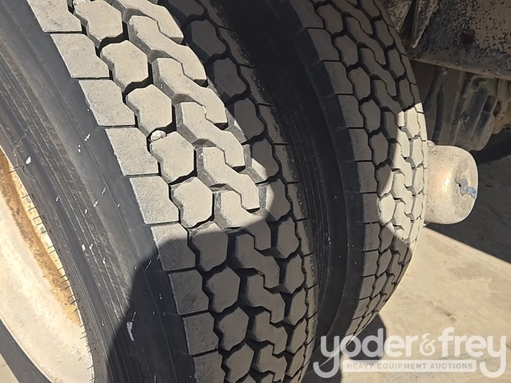 2017-freightliner-m2-106-image-18