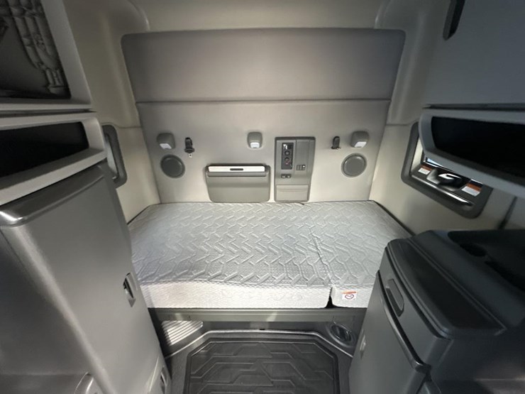 #2226-•-2024-volvo-vnl-sleeper-cab-semi-truck-tractor-image-48