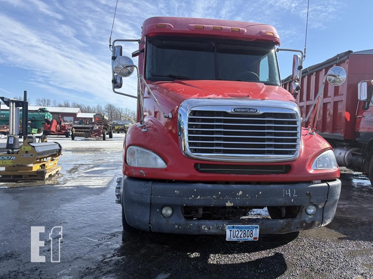 2004-freightliner-columbia-112-image-3