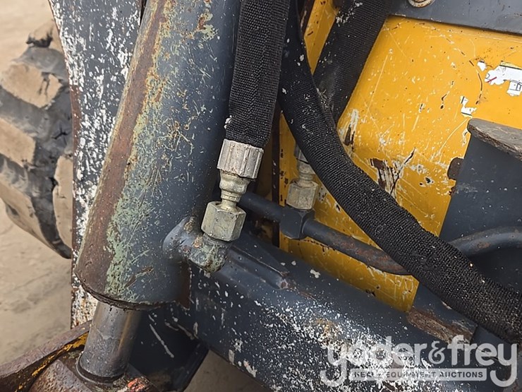 2021-deere-317g-image-32