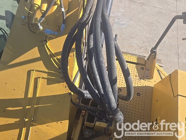 2016-caterpillar-335fl-image-47