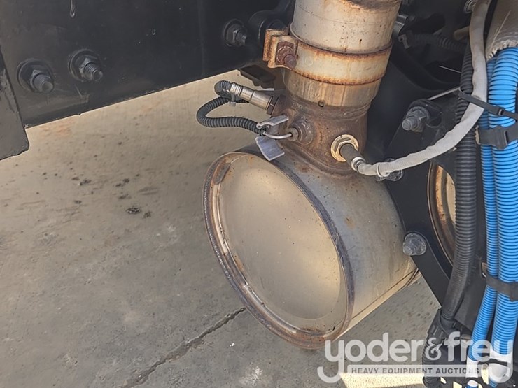 2021-freightliner-m2-106-image-25