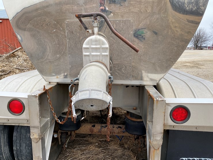 #540-•-2003-st+e-fab-insulated-6,200-gallon-tanker-trailer-(wi-title-in-delay)-(watertown,-wi)-image-19