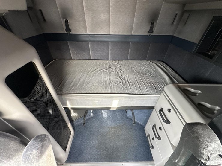 2001-volvo-10-image-49