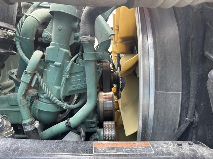 #2225-•-2024-volvo-vnl-sleeper-cab-semi-truck-tractor-image-35